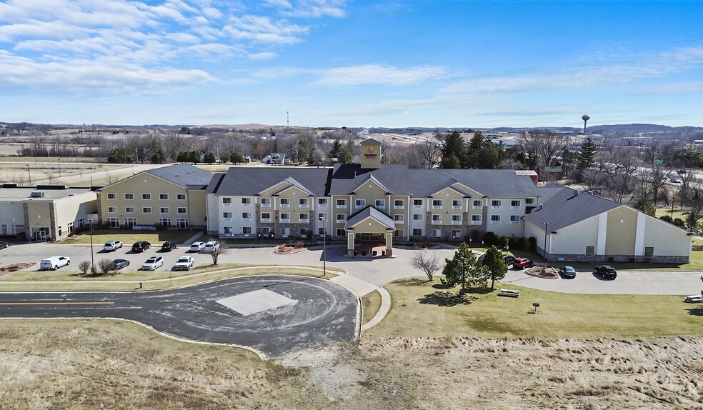 More Photos Of 725 Paradise Ln, Johnson Creek Hotel For Sale