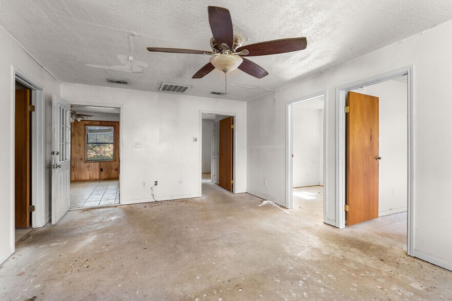 More Photos Of 41902 FM 1774 Rd, Magnolia Freestanding For Sale