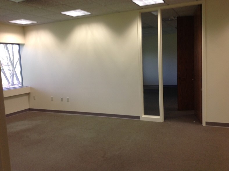 More Photos Of 527 Colman Center Dr, Rockford Office For Lease