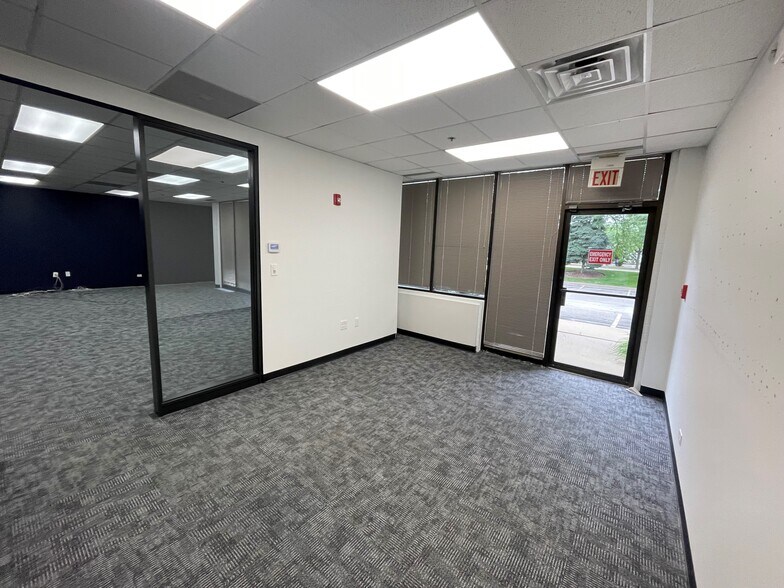 More Photos Of 11-55 E Hintz Rd, Wheeling Showroom For Lease