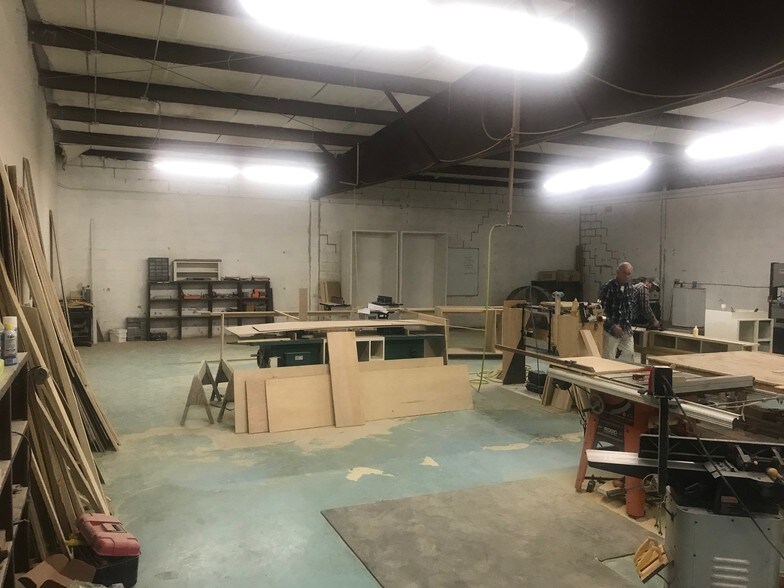 More Photos Of 108 E Southport, Dothan Light Distribution For Sale