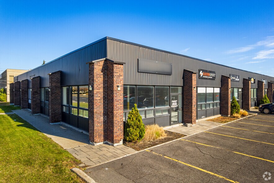 More Photos Of 4000-4036 Boul De La Côte-Vertu, Montréal Showroom For Lease