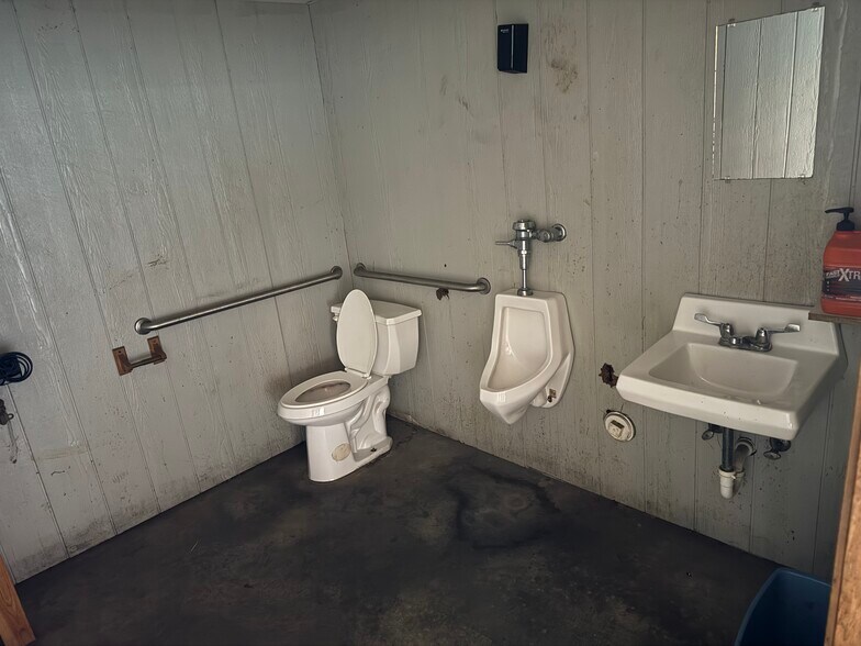 More Photos Of 1207 Roller Dr, Owensville Industrial For Lease