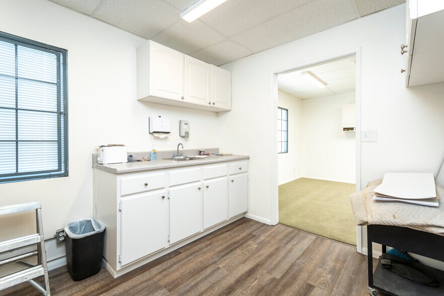 More Photos Of 3220 W Burbank Blvd, Burbank Warehouse For Lease