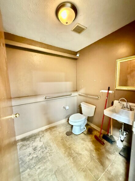 More Photos Of 1805 Industrial Park Dr, Normal Light Distribution For Lease