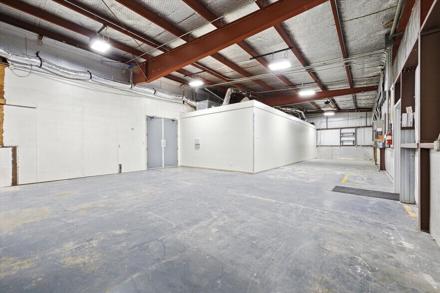 More Photos Of 8621 Hwy 6, Hitchcock Manufacturing For Sale