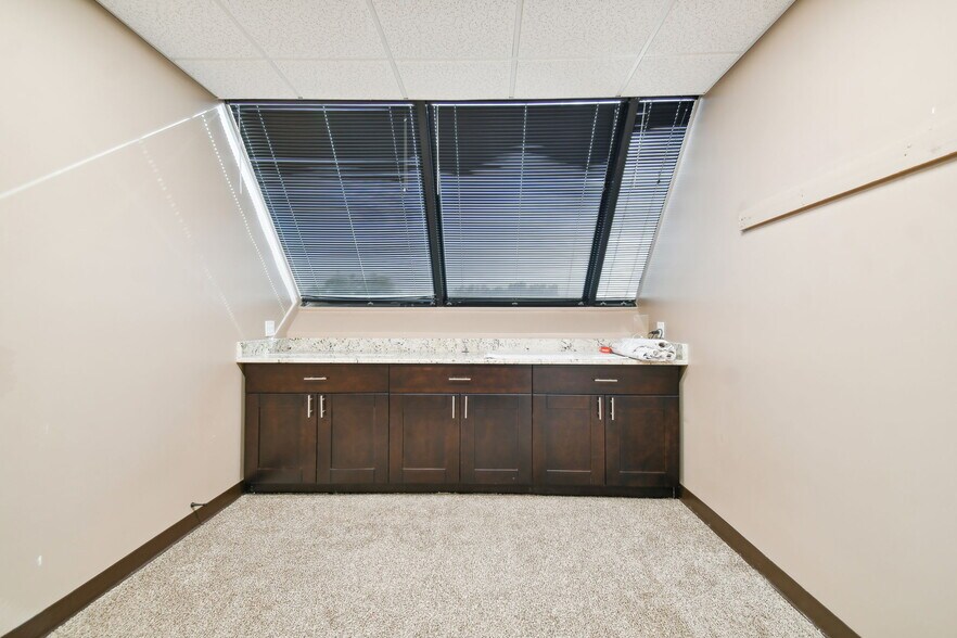 More Photos Of 6740 Crosswinds Dr, Saint Petersburg Coworking Space