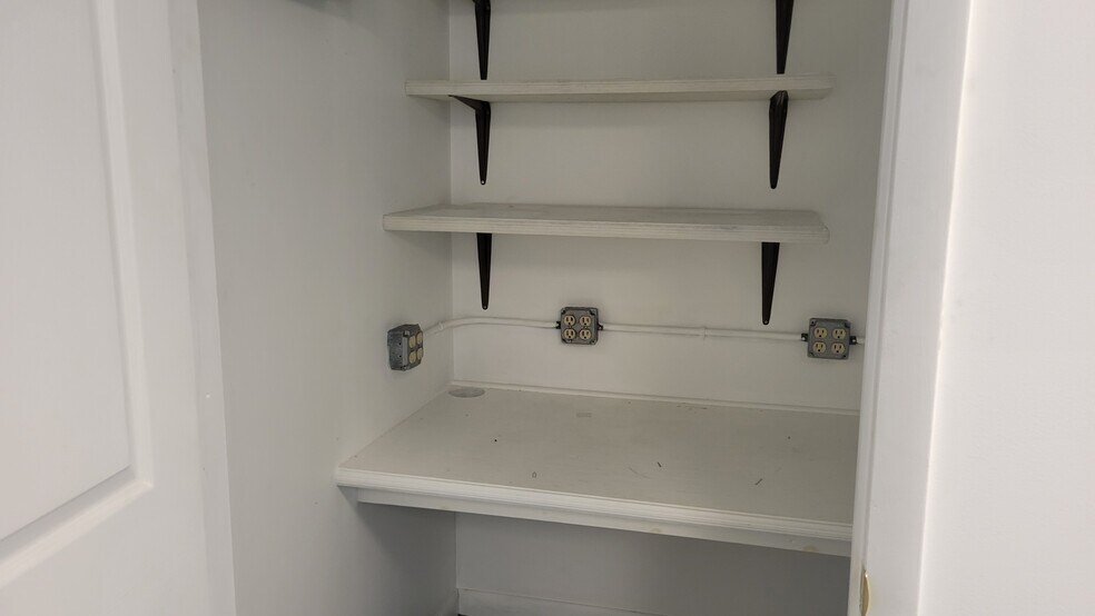 More Photos Of 4 Hadden Dr, Montgomery Warehouse For Lease