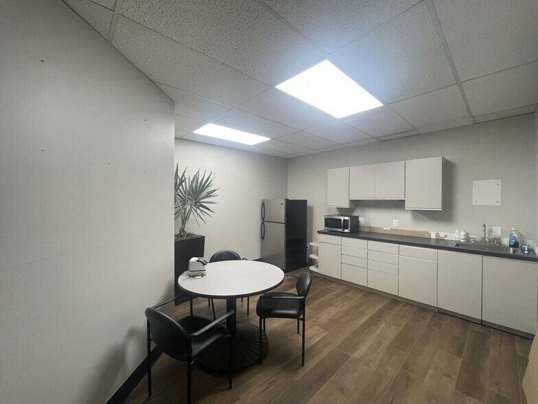 More Photos Of 301 Sovereign Ct, Manchester Medical For Lease