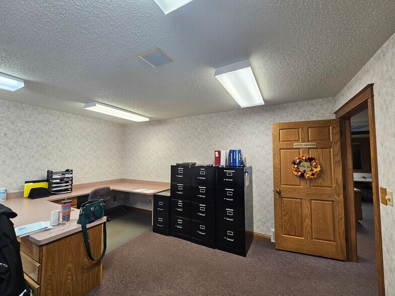More Photos Of 3165 Cabaret Trl S, Saginaw Office For Sale