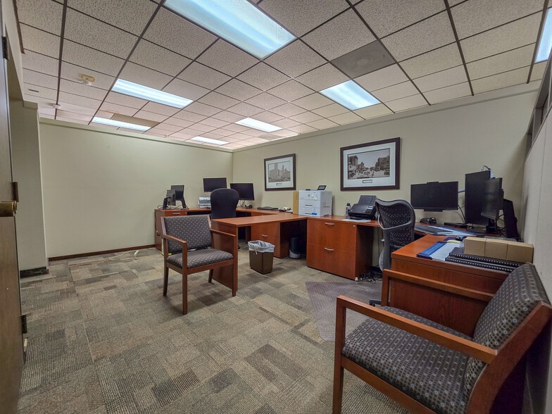 More Photos Of 123 W Highland St, Shawnee Office For Lease