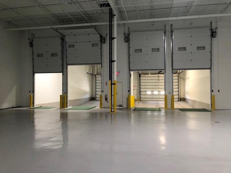 More Photos Of 2100 Lively Blvd, Elk Grove Village Warehouse For Lease