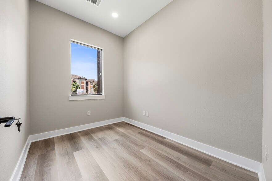 More Photos Of 213 Bella Katy Dr, Katy Medical For Lease