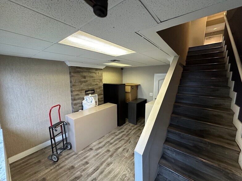 More Photos Of 4331 N Dixie Hwy, Boca Raton Light Distribution For Lease