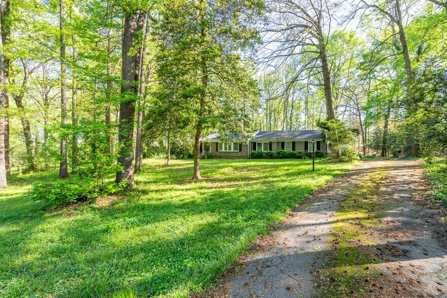 More Photos Of 1304 NE Main St, Simpsonville Office For Sale