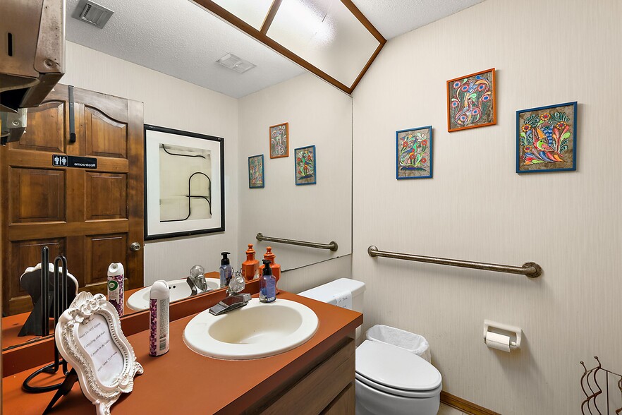 More Photos Of 1020 E North Blvd, Leesburg Medical For Sale