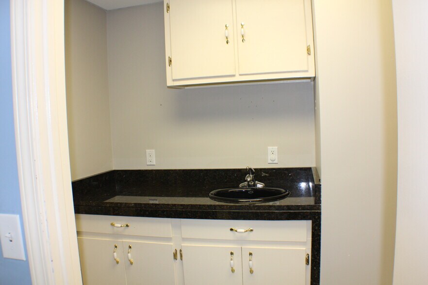 More Photos Of 1637 N Eastman Rd, Kingsport Office For Lease
