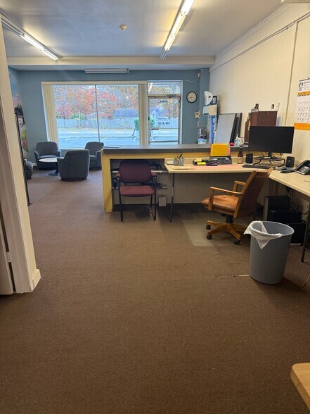 More Photos Of 274 W Montauk Hwy, Hampton Bays Storefront Retail Office For Lease