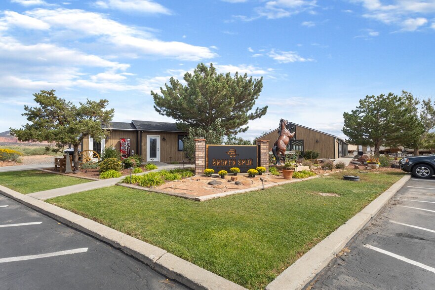 More Photos Of 955 E Utah State Route 24, Torrey Hotel For Sale