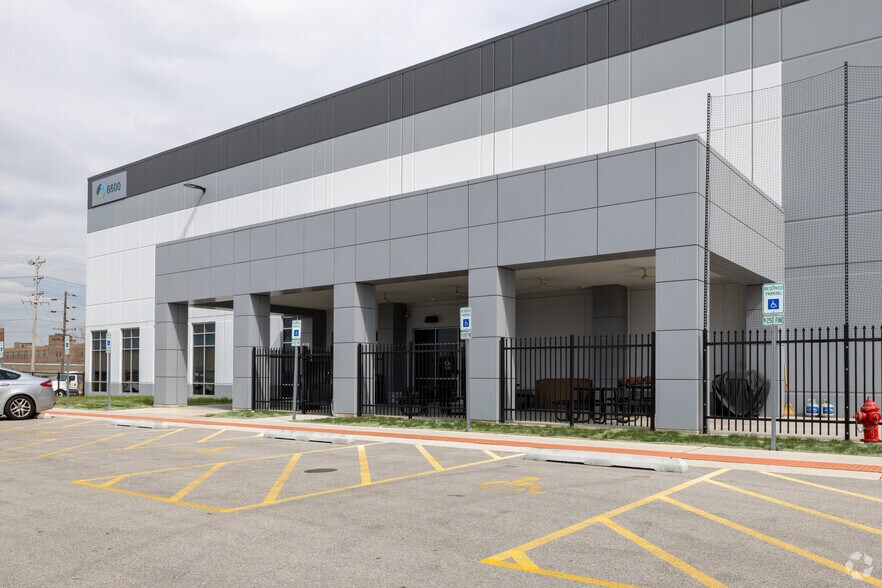 More Photos Of 6900 S Central Ave, Bedford Park Industrial For Lease