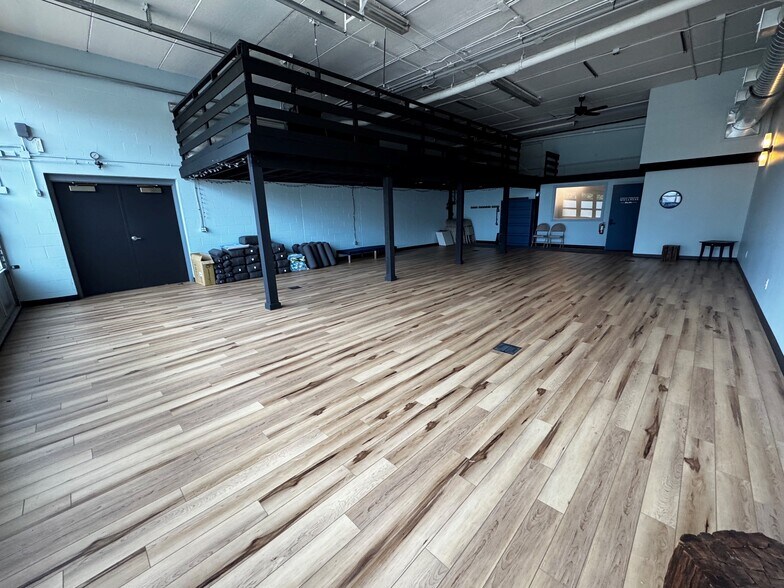 More Photos Of 70 Ridge Rd, Ontario Showroom For Lease