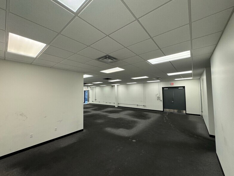 More Photos Of 4055 English Oak Dr, Lansing Light Manufacturing For Lease