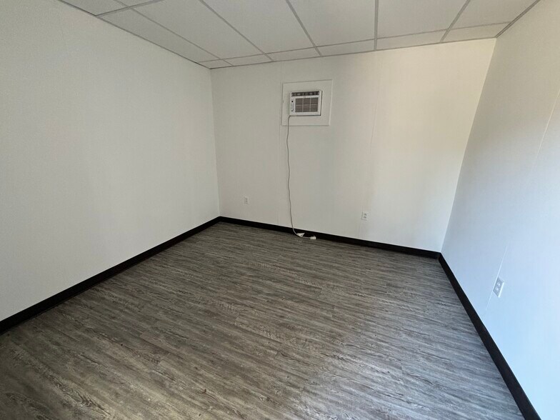 More Photos Of 2570 Berner St, Fort Worth Service For Sale