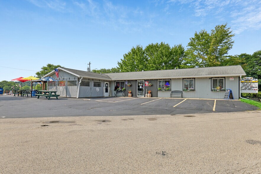 More Photos Of 309 Trail St, La Valle Restaurant For Sale