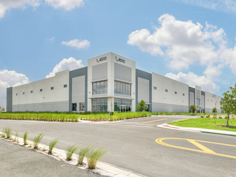 More Photos Of 4545 Portier Blvd, Orlando Unknown For Lease