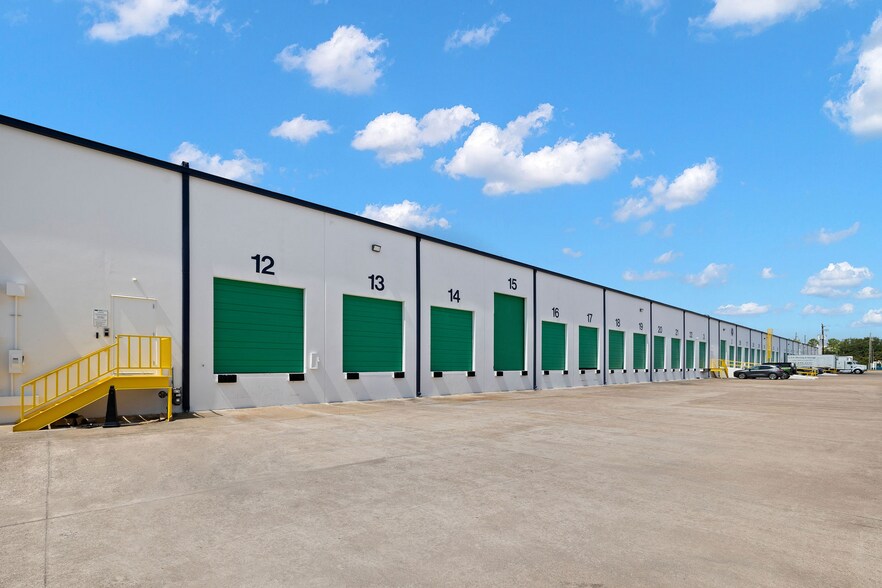 More Photos Of 10795 Hammerly Blvd, Houston Warehouse For Lease