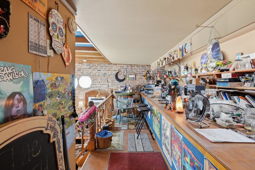 More Photos Of 65 Spring St, Eureka Springs General Retail For Sale