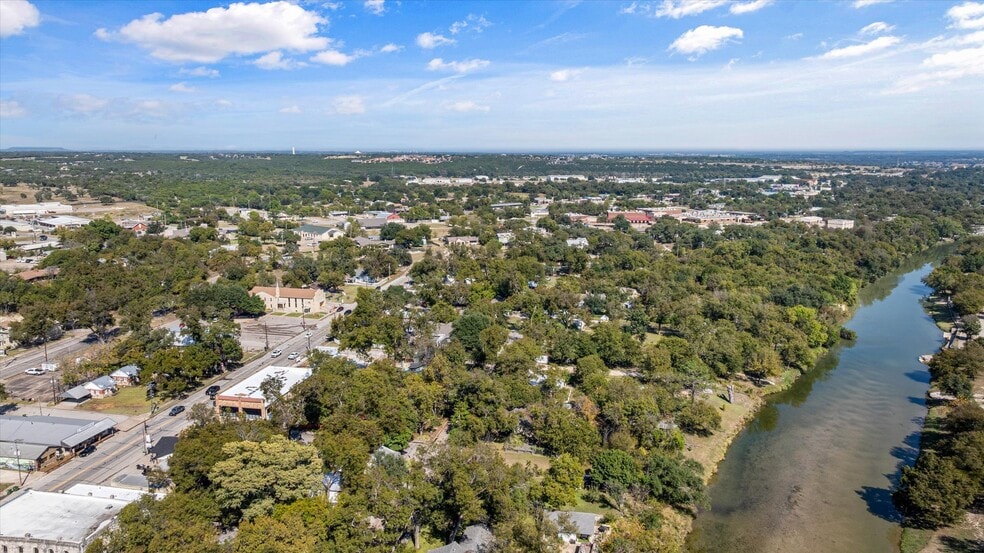More Photos Of 301 NE Barnard St, Glen Rose Office For Sale