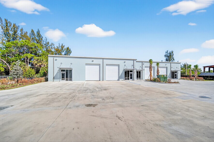 More Photos Of 3931 SE Commerce Ave, Stuart Warehouse For Lease