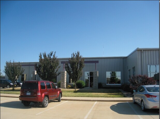 More Photos Of 921-929 Marthas Way, Hiawatha Light Distribution For Sale