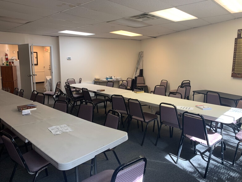 More Photos Of 17 Maple Dr, Great Neck Storefront Retail Office For Lease