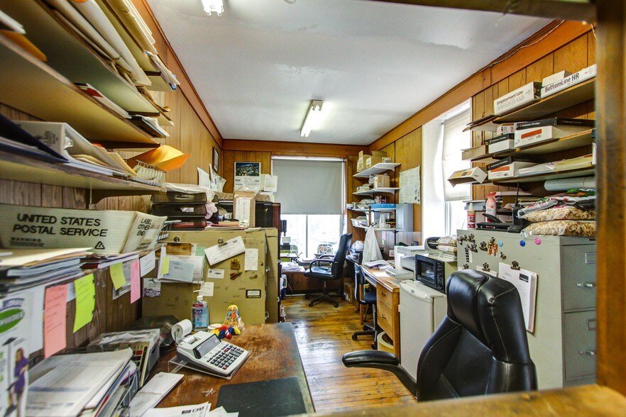 More Photos Of 20 N Main St, Richlandtown Flex For Sale