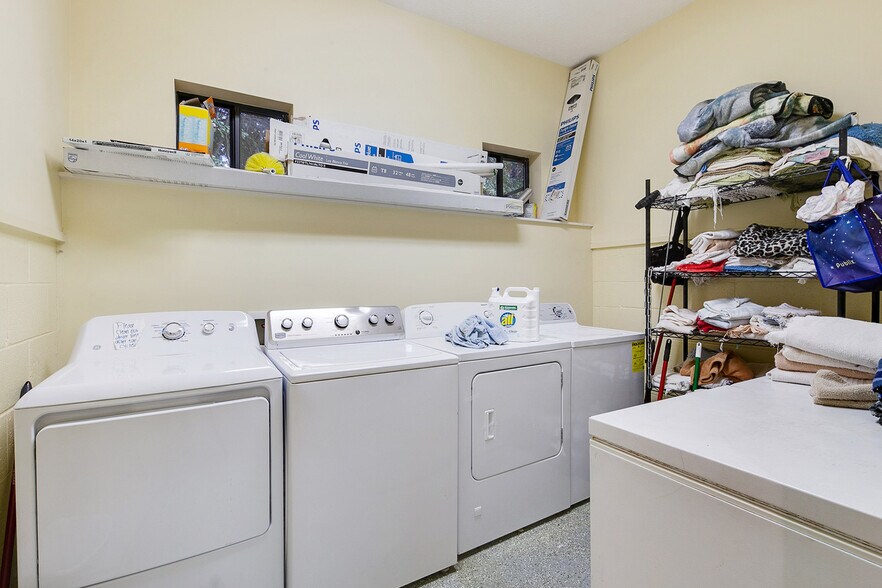 More Photos Of 22 Jefferson Pl, Newnan Veterinarian Kennel For Sale