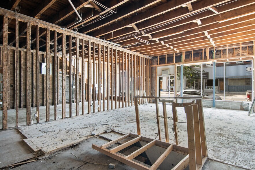 More Photos Of 187-199 King St W, Prescott Storefront Retail Residential For Lease