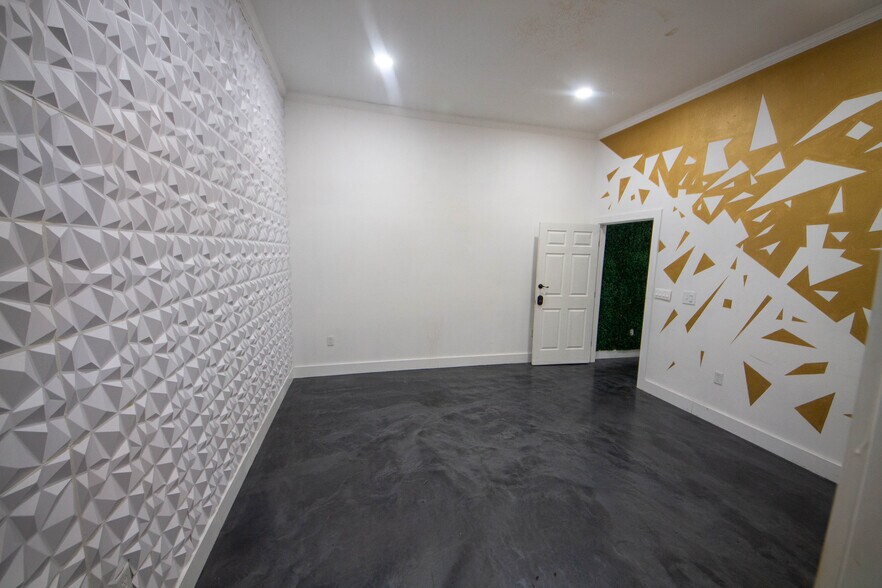 More Photos Of 4202 Canal St, Houston Freestanding For Lease