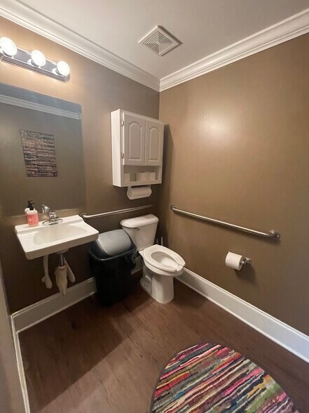 More Photos Of 327 Dahlonega St, Cumming Medical For Lease