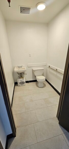 More Photos Of 1649 E Mission Blvd, Pomona Warehouse For Lease