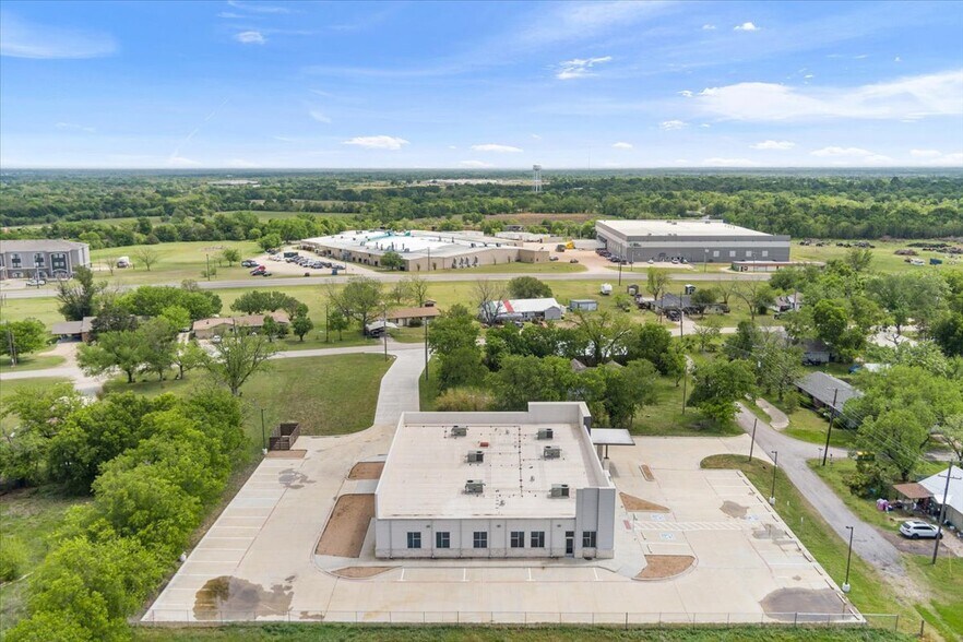 More Photos Of 901 McClintic Dr, Groesbeck Medical For Sale