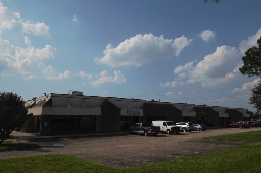 More Photos Of 10850 Wilcrest Dr, Houston Light Distribution For Lease