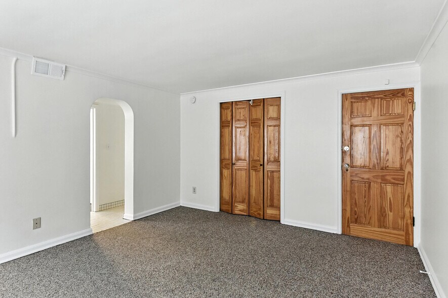 More Photos Of 817 N 48th St, Omaha Apartments For Sale