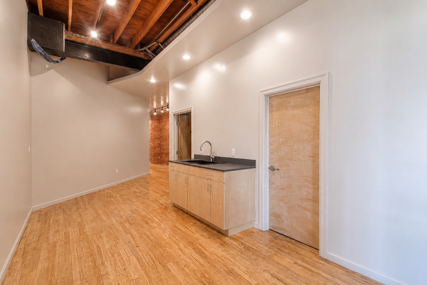 More Photos Of 1625-1627 Oak St, Kansas City Storefront Retail Office For Lease