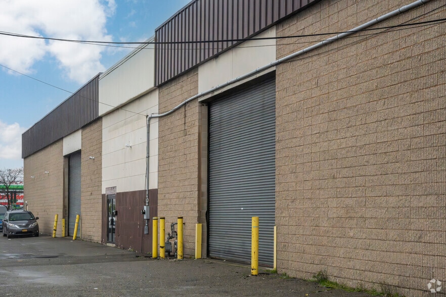 More Photos Of 345 W Merrick Rd, Valley Stream Warehouse For Lease