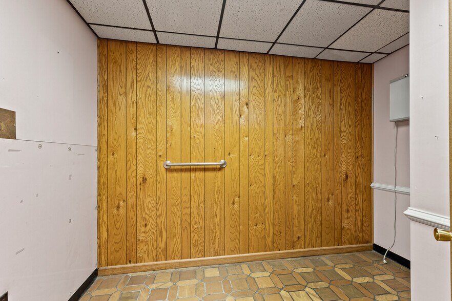 More Photos Of 1302-1306 4th Ave, Huntington Medical For Sale