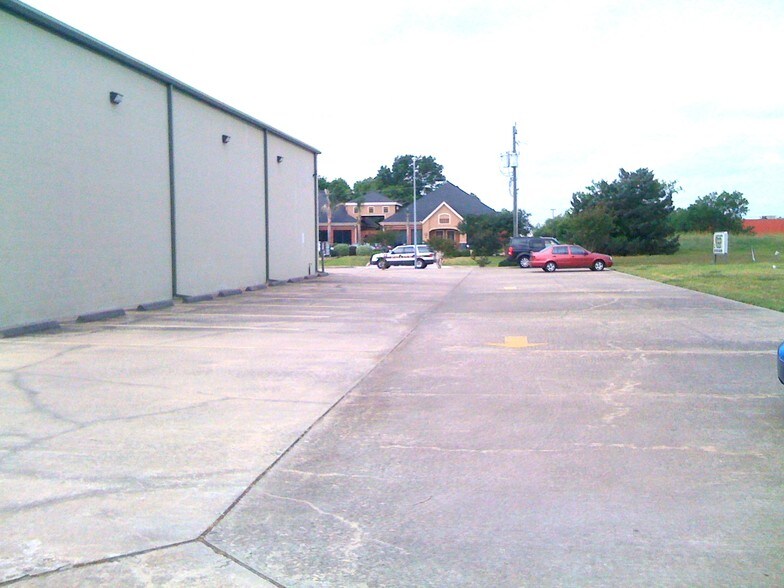 More Photos Of 1561 Live Oak St, Webster Warehouse For Lease