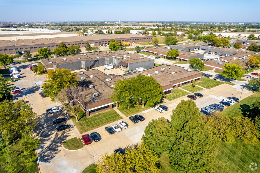More Photos Of 11201-11243 Aurora Ave, Urbandale Flex For Lease