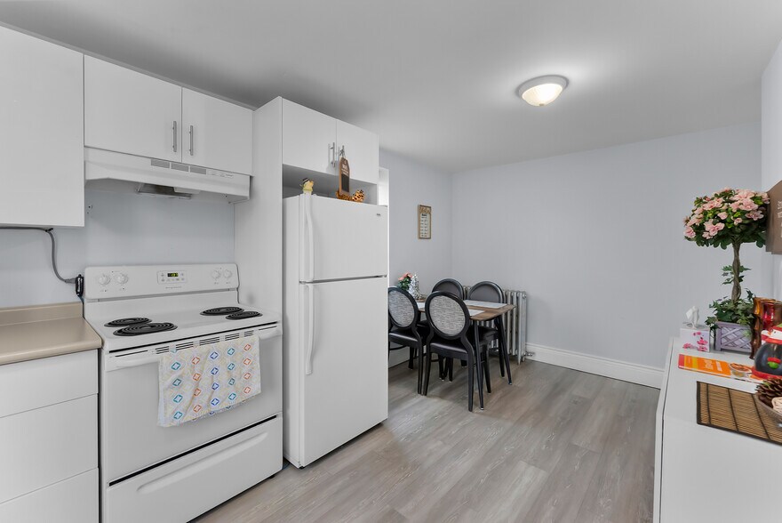 More Photos Of 5848 Ferry St, Niagara Falls General Retail For Sale